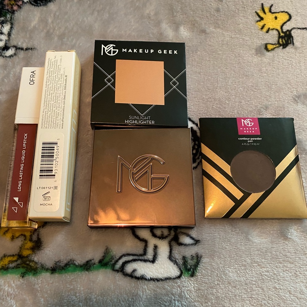 ✅Makeup Geek bundle.